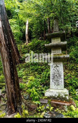 Une pagode de pierre dans les préceptes du temple bouddhiste Honen-in, près du chemin du philosophe, Kyoto, Japon. Banque D'Images