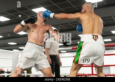 Genève Suisse, 29/2024 : Jordan Fiorentino Welterweight de France/Luxembourg contre Islem Merabet Welterweight de France/Luxembourg lors de Geneva Art of Boxing. Geneva Art of Boxing a eu lieu à l'hôtel Hilton, à Genève. Crédit : Patrick Dancel/Alamy.com Banque D'Images