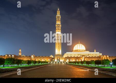 Le dôme de la Grande Mosquée du sultan Qaboos et le minaret brillent la nuit, Muscat. Oman Banque D'Images