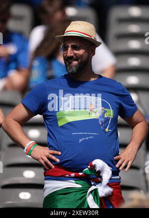 Berlin, Allemagne. 29 juin 2024. Un fan de l'Italie portant un t-shirt portant une image du but de demi-finale d'Alessandro Del Piero contre l'Allemagne lors de la demi-finale de la Coupe du monde 2006, regarde pendant le match de la ronde des 16 Championnats d'Europe de l'UEFA à l'Olympiastadion de Berlin. Le crédit photo devrait se lire : Jonathan Moscrop/Sportimage crédit : Sportimage Ltd/Alamy Live News Banque D'Images