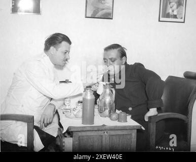 PETER LORRE aux studios Gainsborough à Londres avec le maquilleur FAIRBANKS lors de la réalisation de l'AGENT SECRET 1936 réalisateur ALFRED HITCHCOCK Novel W. SOMERSET MAUGHAM Producteur MICHAEL BALCON Gaumont British Picture Corporation Banque D'Images