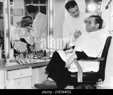 PETER LORRE aux Gainsborough Studios à Londres est composé par le maquilleur FAIRBANKS pour son rôle dans l'AGENT SECRET 1936 réalisateur ALFRED HITCHCOCK Novel W. SOMERSET MAUGHAM Producteur MICHAEL BALCON Gaumont British Picture Corporation Banque D'Images