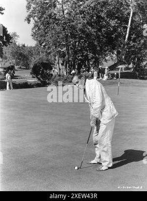 AL JOLSON se détend entre les scènes jouant au golf sur place pour HALLELUJAH, I'M A BUM aka HALLELUJAH, I'M A TRAMP 1933 réalisateur LEWIS MILESTONE histoire originale BEN HECHT musique et paroles RICHARD RODGERS et LORENZ HART A Lewis Milestone production / United Artists Banque D'Images