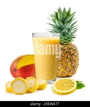 verre de banane jaune fraîche, mangue et ananas smoothie isolé sur fond blanc Banque D'Images