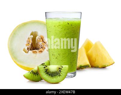 verre de kiwi vert frais et smoothie melon isolé sur fond blanc. Kiwi Cooler Banque D'Images