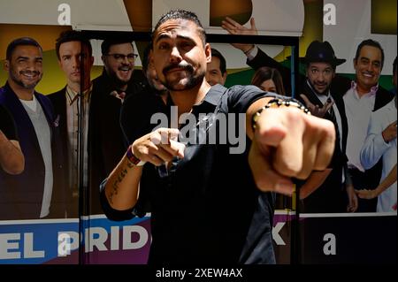 Mexico, Mexique. 29 juin 2024. L’animateur de télévision Fernando Sagreeb pose lors de la 46e édition de la marche annuelle LGBTIQ Pride march. Les gens ont marché sur l'avenue Reforma d'Angel de la Independencia à la place principale de Zocalo. (Crédit image : © Carlos Tischler/eyepix via ZUMA Press Wire) USAGE ÉDITORIAL SEULEMENT! Non destiné à UN USAGE commercial ! Crédit : ZUMA Press, Inc/Alamy Live News Banque D'Images