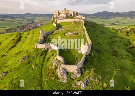 Vue aérienne du château de Spis au lever du soleil, site classé au patrimoine mondial de l'UNESCO, Slovaquie Banque D'Images