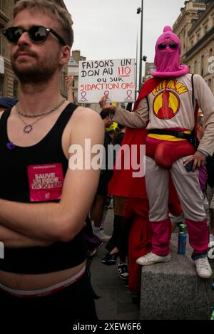 Paris, France, France. 30 juin 2024. Paris Pride March LGBTQ , issue des événements Stonewall de 1969 à New York, célèbre son héritage avec des manifestations dynamiques dans le monde entier. La France a rejoint ce mouvement mondial en 1981, accueillant un événement annuel important pendant plus de deux décennies. Ce rassemblement de protestation et de fête réunit plus d’un demi-million de participants chaque année, soutenus par plus de 200 bénévoles dévoués. La marche plaide pour l’égalité des droits entre les hétérosexuels et les LGBT, consolidant ainsi sa place de plus grand événement LGBT en France. Attirant des foules massives de la région parisienne, Banque D'Images