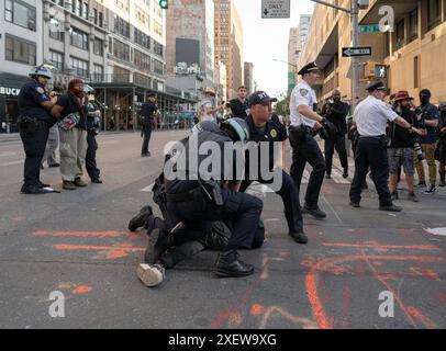 New York Ciy, États-Unis. 29 juin 2024. Des manifestants pro-palestiniens se sont rassemblés au Madison Sqaure Park à New York City, NY, et ont défilé vers Manhattan Center pour tenter de perturber le président Joe Biden qui assistait à un événement de campagne le 29 juin 2024. (Photo de Steve Sanchez/Sipa USA). Crédit : Sipa USA/Alamy Live News Banque D'Images