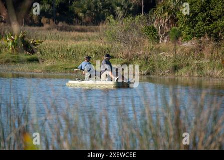 Deux hommes pêchant dans un bateau sur un lac Banque D'Images