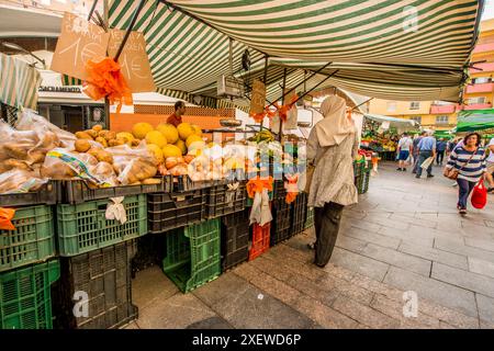 Fruits frais légumes au marché de rue Mercado de Abastos ou Mercado Ingeniero Torroja ou marché des aliments frais à Algeciras, Espagne. Banque D'Images