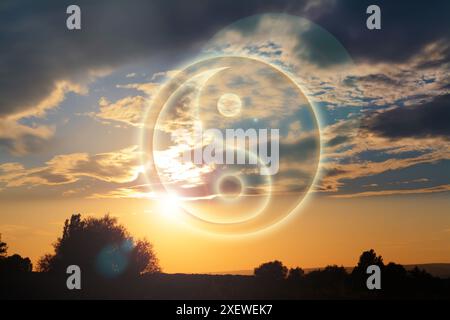 Yin et Yang symbole contre paysage pittoresque de la nature Banque D'Images