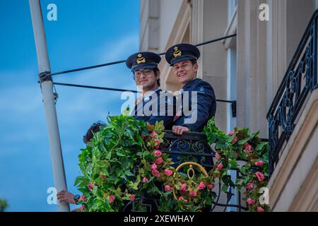La Haye, Hollande méridionale, pays-Bas. 29 juin 2024. Les militaires néerlandais sourient en regardant passer le défilé de la Journée des vétérans. Le 29 juin 2024, les pays-Bas ont célébré le 20e anniversaire de la Journée des anciens combattants. (Crédit image : © James Petermeier/ZUMA Press Wire) USAGE ÉDITORIAL SEULEMENT! Non destiné à UN USAGE commercial ! Banque D'Images