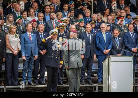 La Haye, Hollande méridionale, pays-Bas. 29 juin 2024. Le roi des pays-Bas WILLEM ALEXANDER salue un membre de l'armée néerlandaise. Le 29 juin 2024, les pays-Bas ont célébré le 20e anniversaire de la Journée des anciens combattants. (Crédit image : © James Petermeier/ZUMA Press Wire) USAGE ÉDITORIAL SEULEMENT! Non destiné à UN USAGE commercial ! Banque D'Images