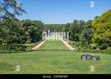 Il est important de planifier soigneusement la conception et l'emplacement des parcs et jardins urbains pour s'assurer qu'ils sont accessibles et sécuritaires pour tous Banque D'Images