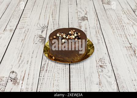 une tarte qui est faite avec de la crème glacée et garnie d'une couche de chocolat ou caramélisée Banque D'Images