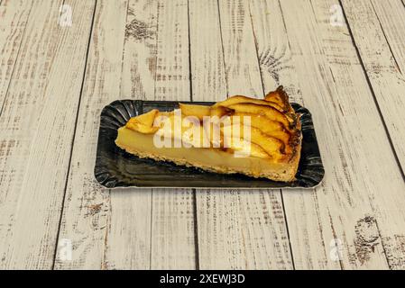 une tarte qui est faite avec des fruits frais ou séchés et surmontée d'une couche de crème anglaise Banque D'Images