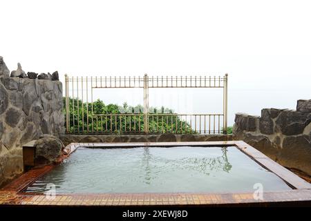 L'onsen à l'hôtel Sakurajima en bord de mer, Sakurajima, Kyushu, Japon. Banque D'Images