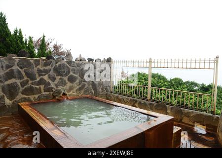 L'onsen à l'hôtel Sakurajima en bord de mer, Sakurajima, Kyushu, Japon. Banque D'Images