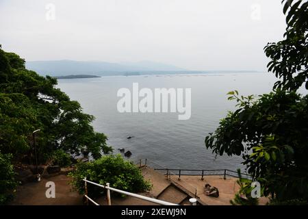 L'onsen à l'hôtel Sakurajima en bord de mer, Sakurajima, Kyushu, Japon. Banque D'Images