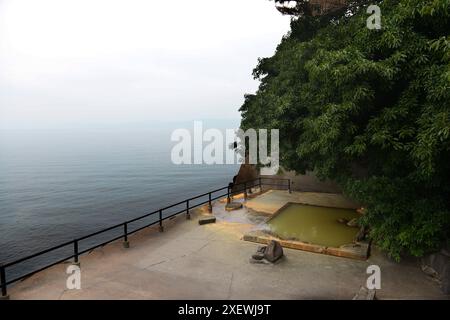 L'onsen à l'hôtel Sakurajima en bord de mer, Sakurajima, Kyushu, Japon. Banque D'Images