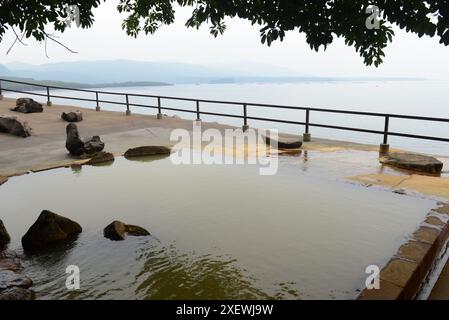 L'onsen à l'hôtel Sakurajima en bord de mer, Sakurajima, Kyushu, Japon. Banque D'Images