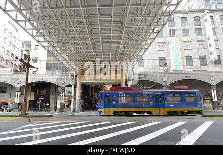 Piétons traversant la rue près du Deptembre Yamakataya. Magasin à Kagoshima, Japon. Banque D'Images