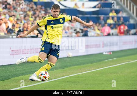 Nashville, Tennessee, États-Unis. 29 juin 2024. Josh Bauer (22 ans), défenseur SC de Nashville, frappe le ballon lors de son match de football en MLS à Nashville. (Crédit image : © Camden Hall/ZUMA Press Wire) USAGE ÉDITORIAL SEULEMENT! Non destiné à UN USAGE commercial ! Crédit : ZUMA Press, Inc/Alamy Live News Banque D'Images