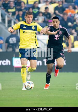 Nashville, Tennessee, États-Unis. 29 juin 2024. Josh Bauer (22 ans), défenseur du SC de Nashville, et Diego GÃ³mez (20 ans), milieu de terrain de l'Inter Miami, se battent pour le ballon lors de leur match de football en MLS à Nashville. (Crédit image : © Camden Hall/ZUMA Press Wire) USAGE ÉDITORIAL SEULEMENT! Non destiné à UN USAGE commercial ! Crédit : ZUMA Press, Inc/Alamy Live News Banque D'Images