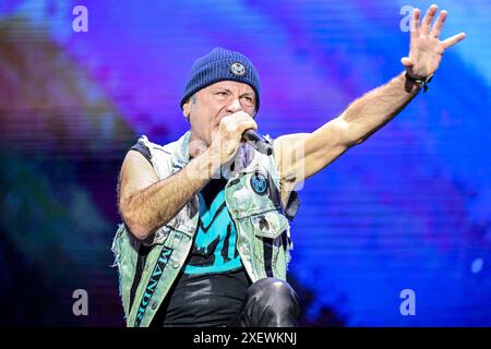 Clisson, France. 29 juin 2024. Bruce Dickinson se produisant sur scène au Hellfest Open Air Festival à Clisson, France, le 29 juin 2024. Photo de Julien Reynaud/APS-médias/ABACAPRESS. COM Credit : Abaca Press/Alamy Live News Banque D'Images