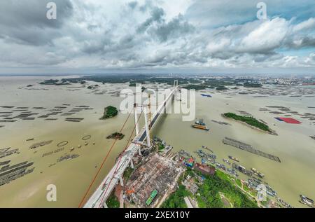 FANGCHENGGANG, CHINE - 29 JUIN 2024 - Longmen Bridge, le pont maritime le plus long du Guangxi, ville de Fangchenggang, Guangxi Zhuang Auton du sud de la Chine Banque D'Images
