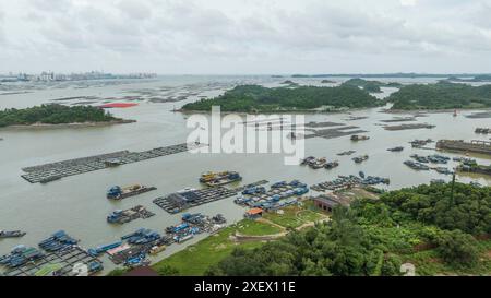 FANGCHENGGANG, CHINE - 29 JUIN 2024 - Longmen Bridge, le pont maritime le plus long du Guangxi, ville de Fangchenggang, Guangxi Zhuang Auton du sud de la Chine Banque D'Images