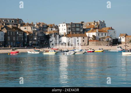 Harbour, St Ives, Cornwall, Royaume-Uni - maisons bordant le port dans lequel plusieurs bateaux sont amarrés. Banque D'Images