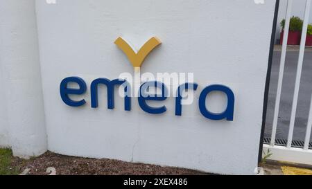 Bordeaux , France - 06 12 2024 : marque emera texte et logo société spécialisée dans les soins en maison de retraite EHPAD française Banque D'Images