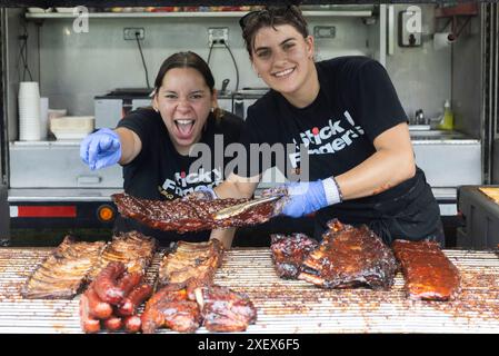 Toronto, Canada. 29 juin 2024. Les chefs posent pour des photos avec des côtes lors du Toronto Ribfest à Toronto, Canada, le 29 juin 2024. L'événement se tient ici du 28 juin au 1er juillet. Crédit : Zou Zheng/Xinhua/Alamy Live News Banque D'Images