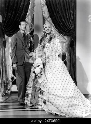 Costumier GILBERT ADRIAN et MARION DAVIES sur le plateau portrait franc lors du tournage de L'OPÉRATEUR 13 1934 réalisateur RICHARD BOLESLAWSKI robes Gilbert Adrian Cosmopolitan Productions / Metro Goldwyn Mayer (MGM) Banque D'Images