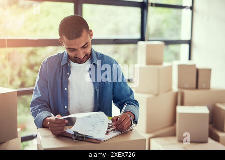 Nouvelle maison, livraison et homme avec presse-papiers de messagerie, signature et service, paiement ou conformité. Commerce électronique, expédition et propriétaire avec cargaison Banque D'Images