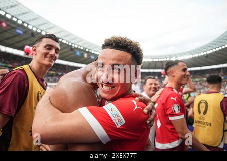 Berlin, Allemagne. 29 juin 2024. Ruben Vargas (C), de Suisse, célèbre la manche de l'Euro 2024 de l'UEFA du 16e match entre la Suisse et l'Italie à Berlin, en Allemagne, le 29 juin 2024. Crédit : Peng Ziyang/Xinhua/Alamy Live News Banque D'Images