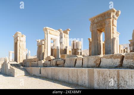 Vue panoramique des ruines du palais de Tachara sur fond de ciel bleu à Persépolis, Iran. Banque D'Images