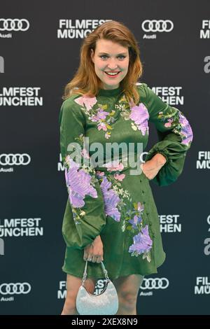 Lara MANDOKI Schauspielerin, Einzelbild,angeschnittenes Einzelmotiv,Halbfigur,Halbe Figur, Roter Teppich,tapis rouge,Eroeffnung 41.Filmfest Muenchen am 29.06.2024 Gasteig HP8. *** Lara MANDOKI actrice, image unique, motif unique recadré, demi-figurine, tapis rouge, tapis rouge, ouverture 41 Filmfest Munich le 29 06 2024 Gasteig HP8 Banque D'Images