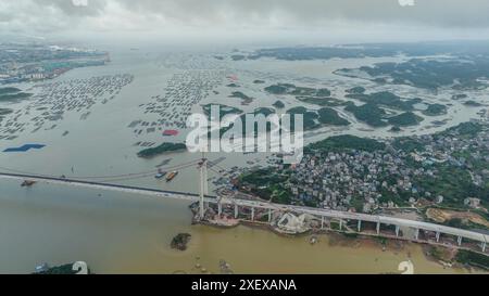 Fangchenggang, Chine. 30 juin 2024. Le pont Longmen, le plus long pont maritime du Guangxi, s'étend à Fangchenggang, en Chine, le 29 juin 2024. (Photo de Costfoto/NurPhoto) crédit : NurPhoto SRL/Alamy Live News Banque D'Images