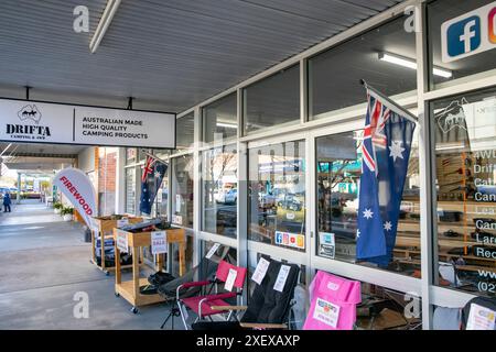 Gloucester Australie, ville régionale en Nouvelle-Galles du Sud avec Drifta magasin de fournitures de camping vendant des fournitures de camp australiennes, NSW, Australie Banque D'Images