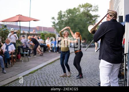 Fete de la musique zum Sommeranfang in Berlin - Samba-Band vor einem Lokal am Märkischen Ufer in Berlin-Mitte. / Fête de la musique au début de l'été à Berlin - bande de samba devant un bar sur Märkisches Ufer à Berlin-Mitte. Snapshot-Photography/K.M.Krause *** Fête de la musique au début de l'été à Berlin Samba Band devant un bar sur Märkisches Ufer à Berlin Mitte Fête de la musique au début de l'été à Berlin Samba Band devant un bar sur Märkisches Ufer à Berlin Mitte photographie instantanée K M Krause Banque D'Images