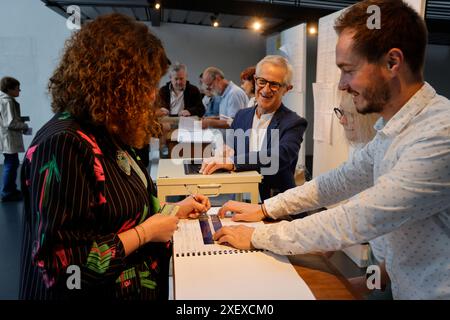 Corrèze, France. 30 juin 2024. Vote au premier tour des élections législatives anticipées dans la 1ère circonscription de Corrèze où l’ancien Président de la République François Hollande est candidat au sein de la coalition électorale « Nouveau Front populaire ». Uzerche, Corrèze, France, Europe. Crédit : photo de HM images/Alamy Live News. Banque D'Images