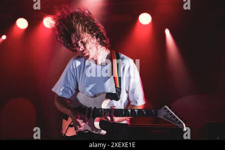 ITALIE, COLLEGNO, 29 JUIN : Lee Kiernan, guitariste du groupe britannique IDLES, se produisant en direct sur scène au Flowers Festival 2024 Banque D'Images