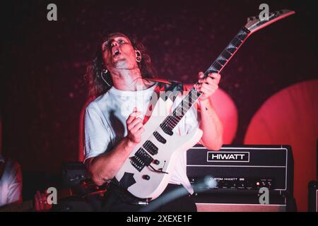 ITALIE, COLLEGNO, 29 JUIN : Lee Kiernan, guitariste du groupe britannique IDLES, se produisant en direct sur scène au Flowers Festival 2024 Banque D'Images