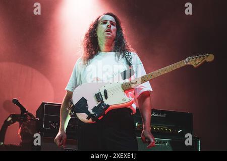 ITALIE, COLLEGNO, 29 JUIN : Lee Kiernan, guitariste du groupe britannique IDLES, se produisant en direct sur scène au Flowers Festival 2024 Banque D'Images