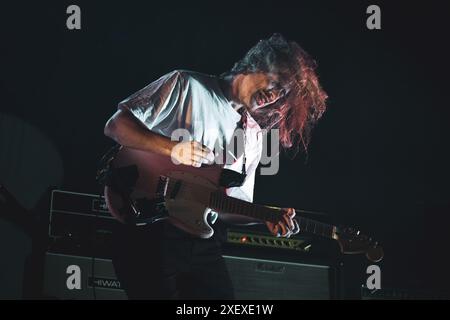 ITALIE, COLLEGNO, 29 JUIN : Lee Kiernan, guitariste du groupe britannique IDLES, se produisant en direct sur scène au Flowers Festival 2024 Banque D'Images