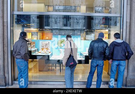 Boutique sur Corso Vittorio Emanuele II Galerie. Milan. La Lombardie, Italie Banque D'Images