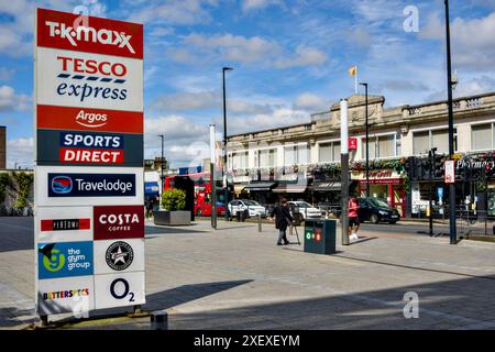 Scène de rue Wembley Central High Road, Borough of Brent, Londres, Angleterre, Royaume-Uni Banque D'Images